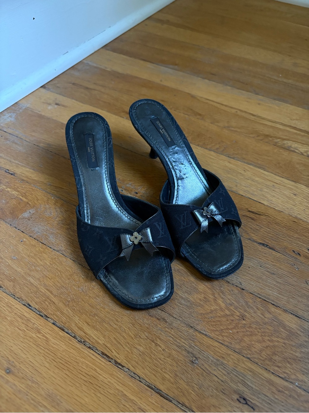 Louis Vuitton Monogram Mule Sandals
Ribbon Black 22.5cm